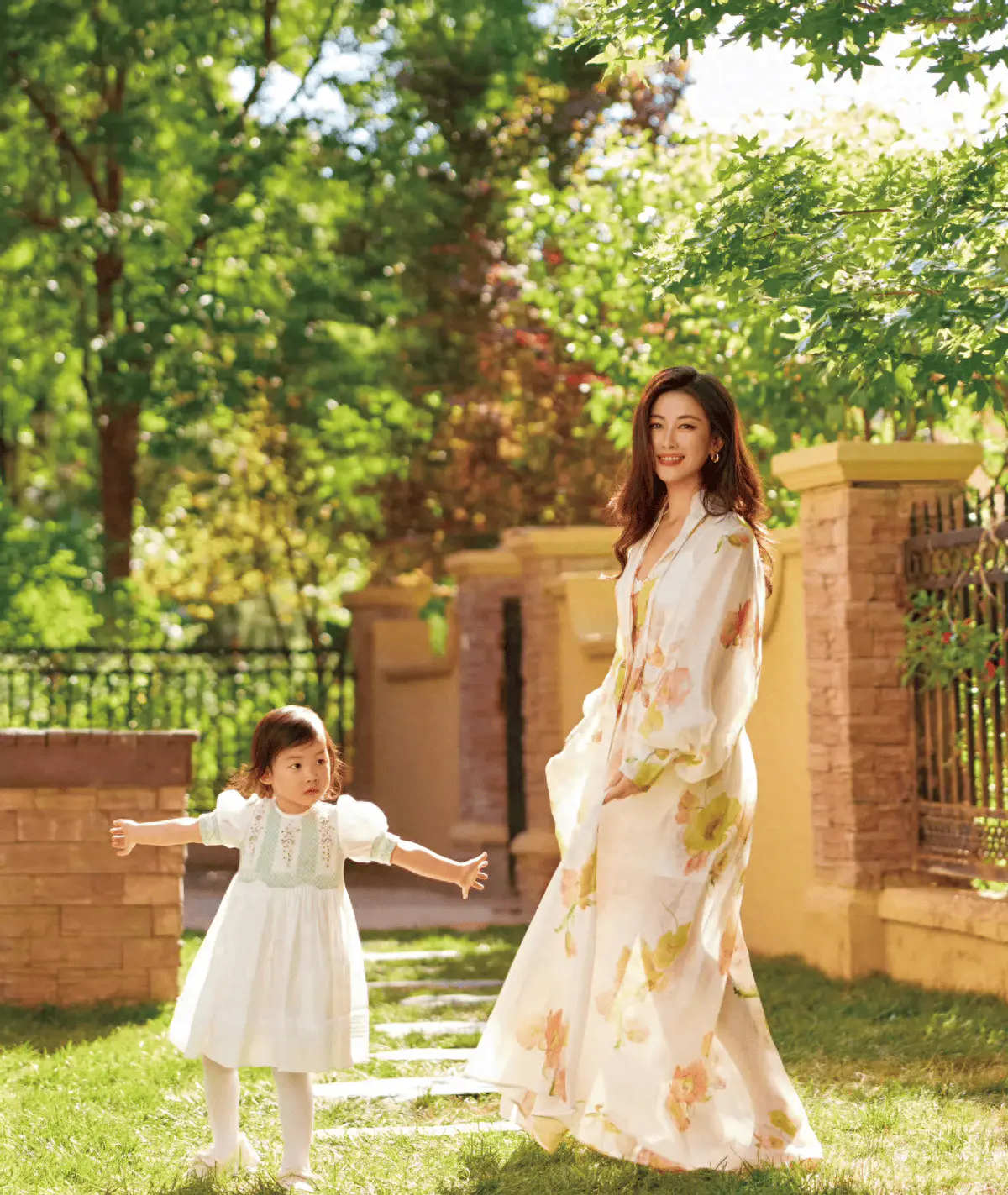 朱珠和女儿拍写真,40岁风韵犹存,女儿遗传妈妈梨涡是个美人 朱珠和女儿拍写真,40岁风韵犹存,女儿遗传妈妈梨涡是个美人