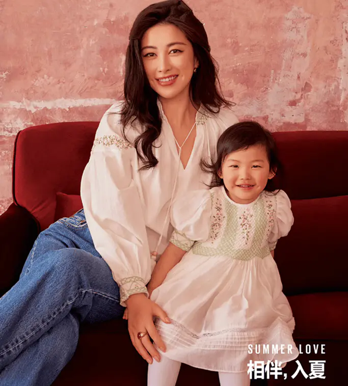 朱珠和女儿拍写真,40岁风韵犹存,女儿遗传妈妈梨涡是个美人 朱珠和女儿拍写真,40岁风韵犹存,女儿遗传妈妈梨涡是个美人