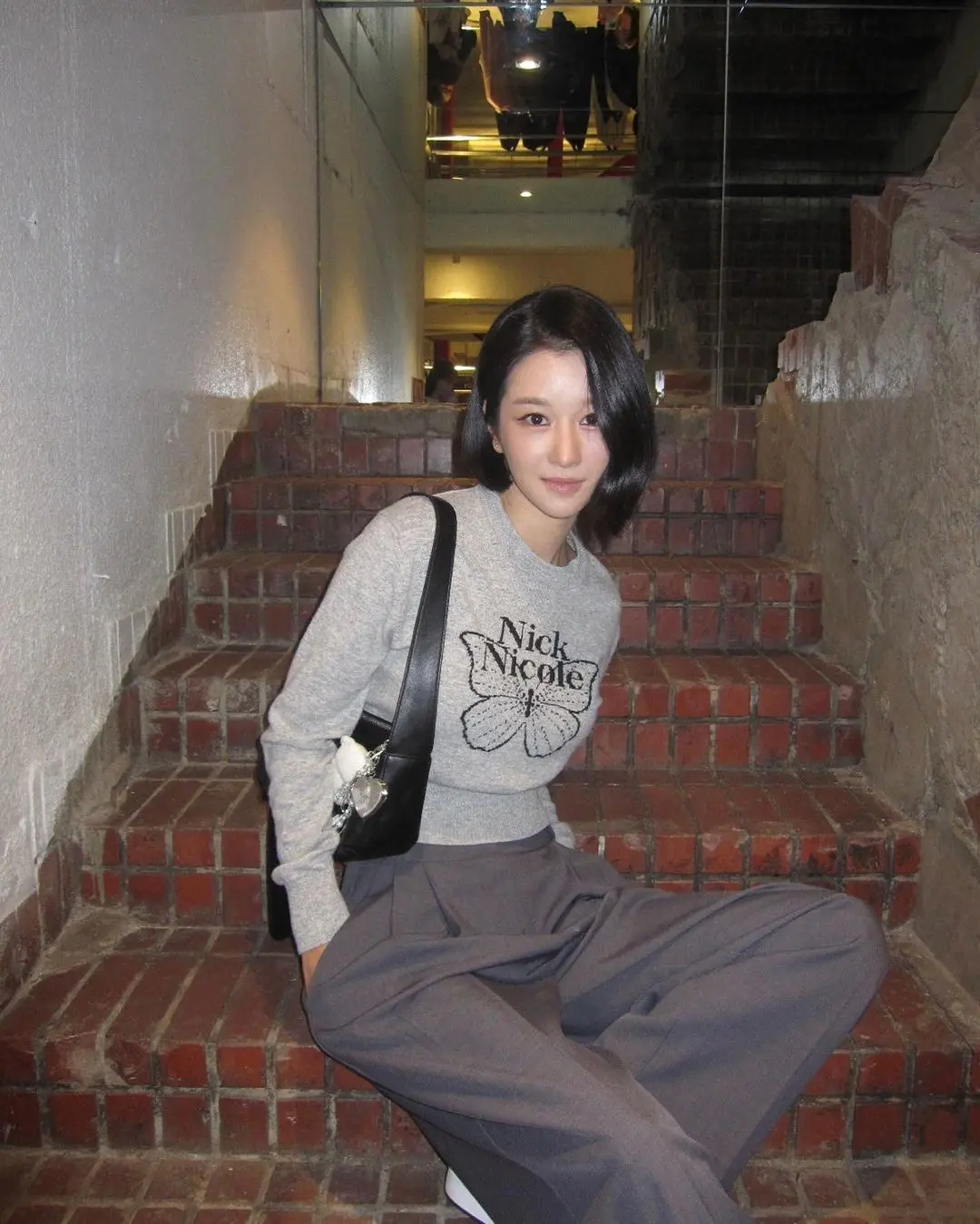 徐睿知剪短发回归,穿搭知性又惬意,清冷气质没话说 徐睿知剪短发回归,穿搭知性又惬意,清冷气质没话说