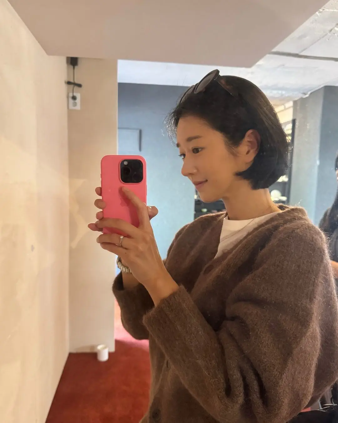 徐睿知剪短发回归,穿搭知性又惬意,清冷气质没话说 徐睿知剪短发回归,穿搭知性又惬意,清冷气质没话说