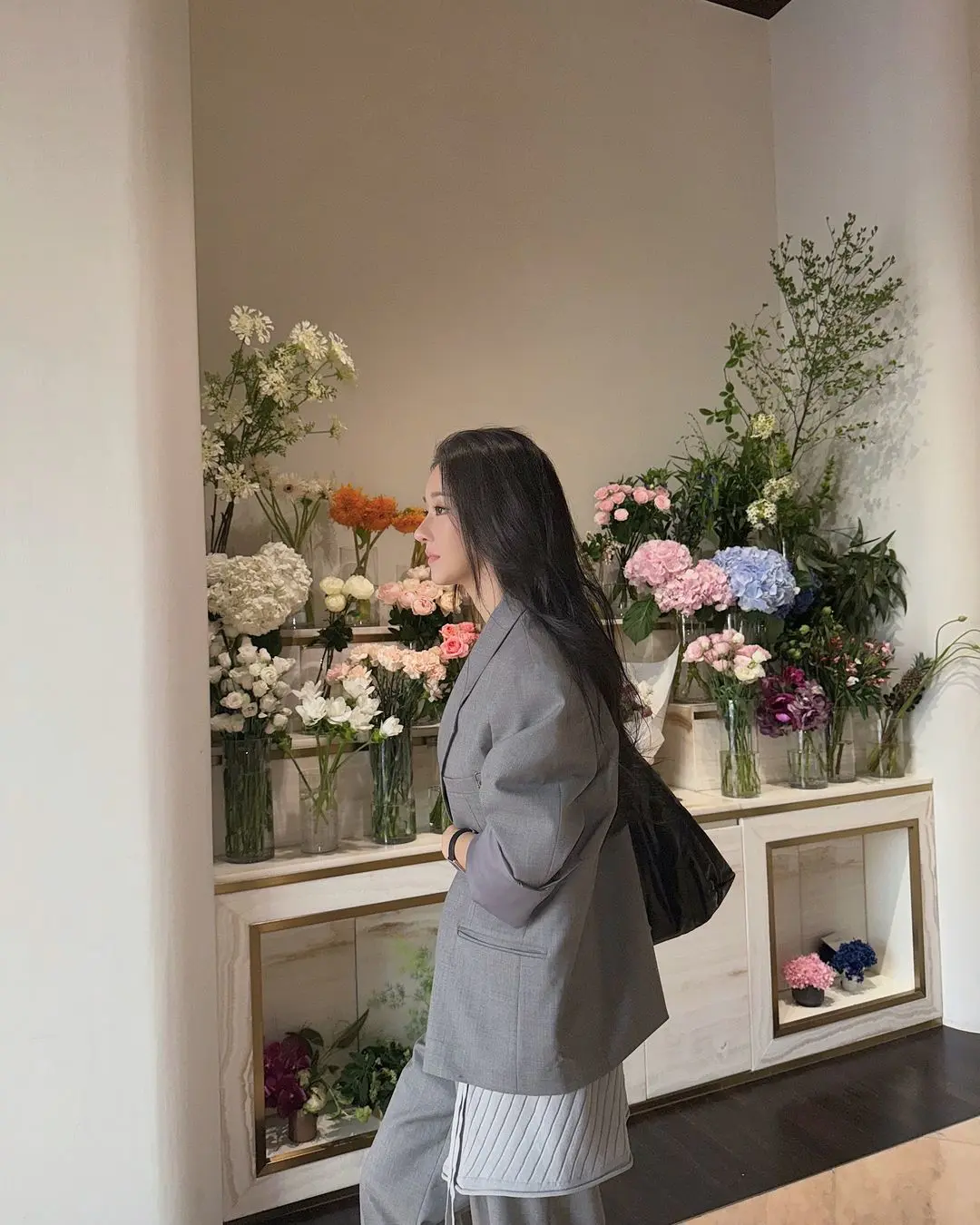 徐睿知剪短发回归,穿搭知性又惬意,清冷气质没话说 徐睿知剪短发回归,穿搭知性又惬意,清冷气质没话说