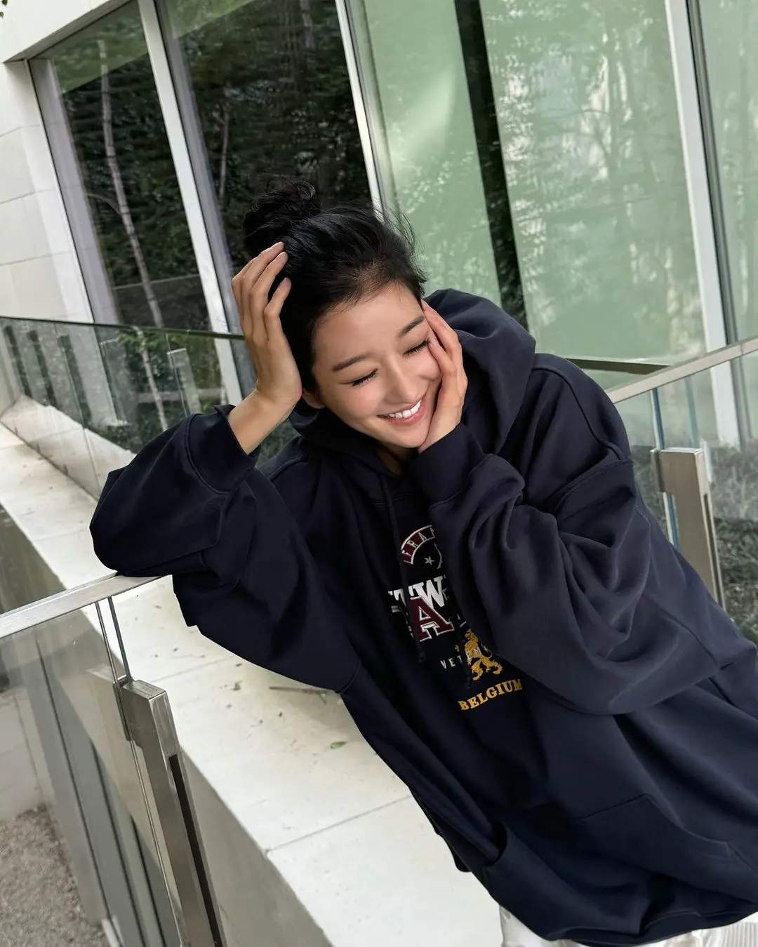 徐睿知剪短发回归,穿搭知性又惬意,清冷气质没话说 徐睿知剪短发回归,穿搭知性又惬意,清冷气质没话说