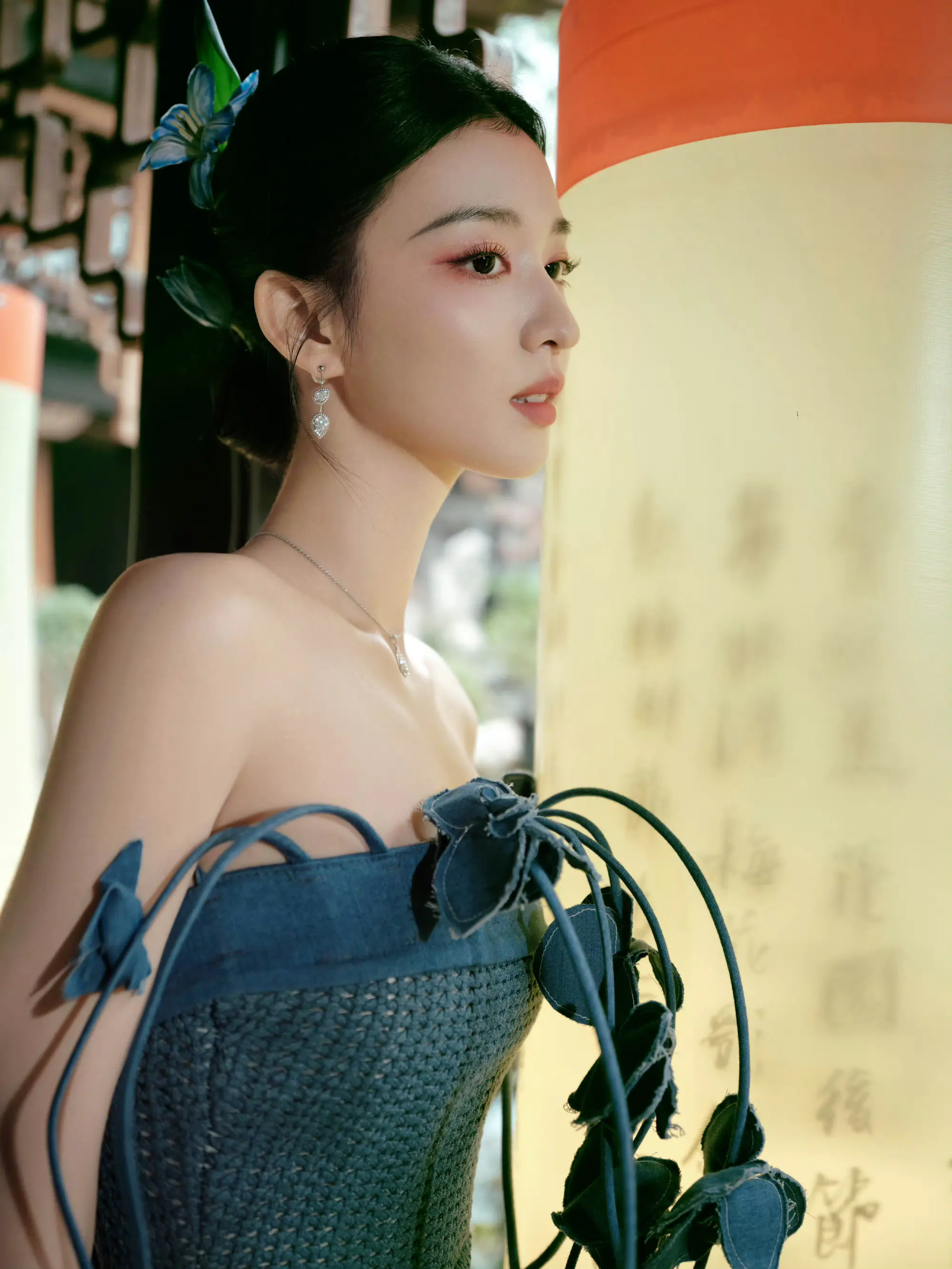 王楚然性感个性抹胸藤蔓针织连衣长裙漫步古风园林优雅写真图片 王楚然性感个性抹胸藤蔓针织连衣长裙漫步古风园林优雅写真图片