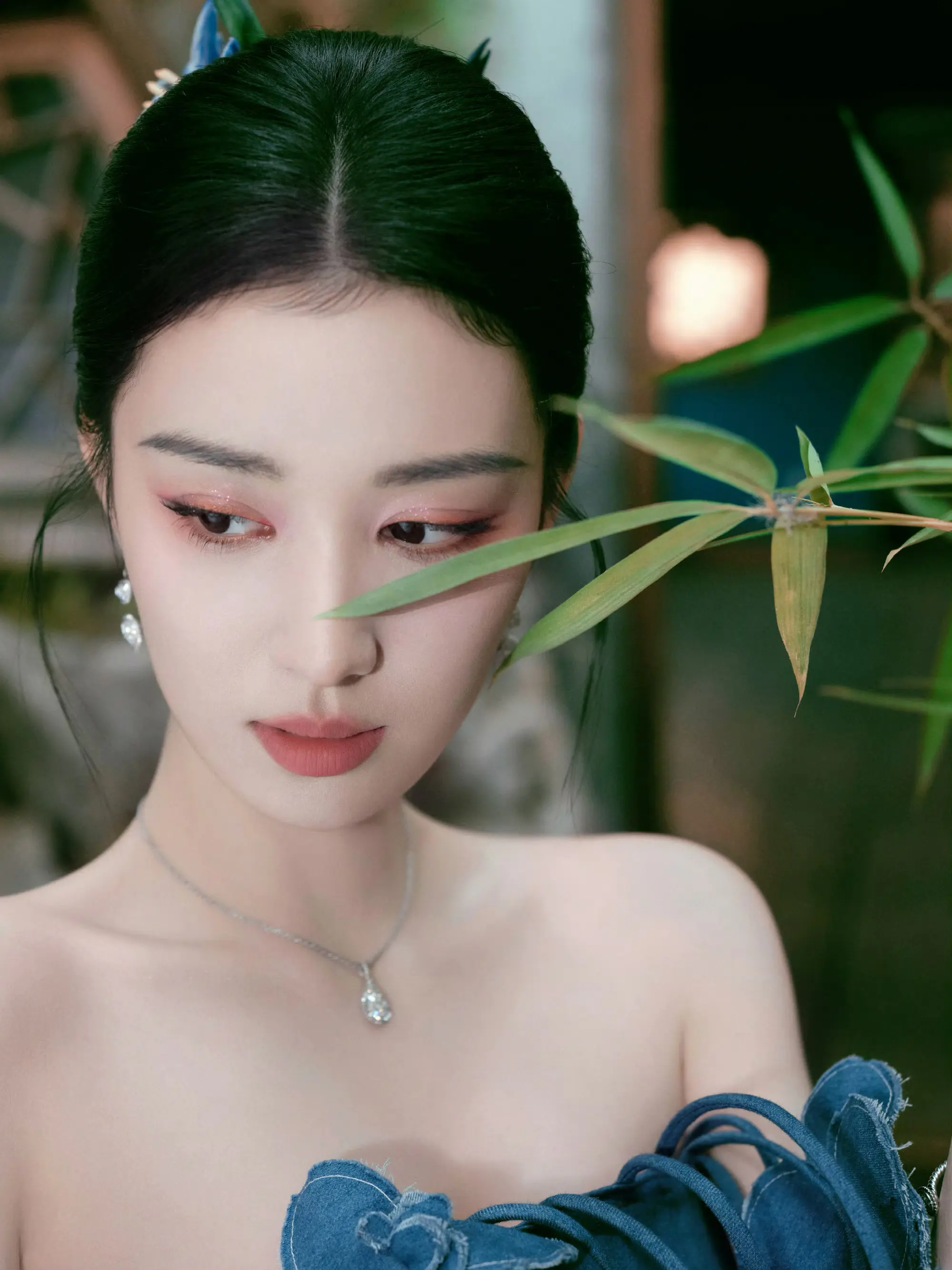王楚然性感个性抹胸藤蔓针织连衣长裙漫步古风园林优雅写真图片 王楚然性感个性抹胸藤蔓针织连衣长裙漫步古风园林优雅写真图片
