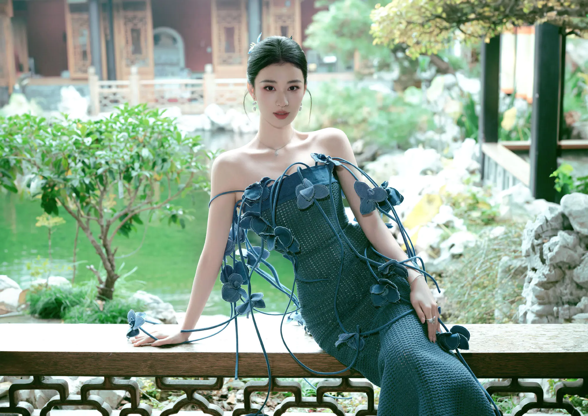 王楚然性感个性抹胸藤蔓针织连衣长裙漫步古风园林优雅写真图片 王楚然性感个性抹胸藤蔓针织连衣长裙漫步古风园林优雅写真图片