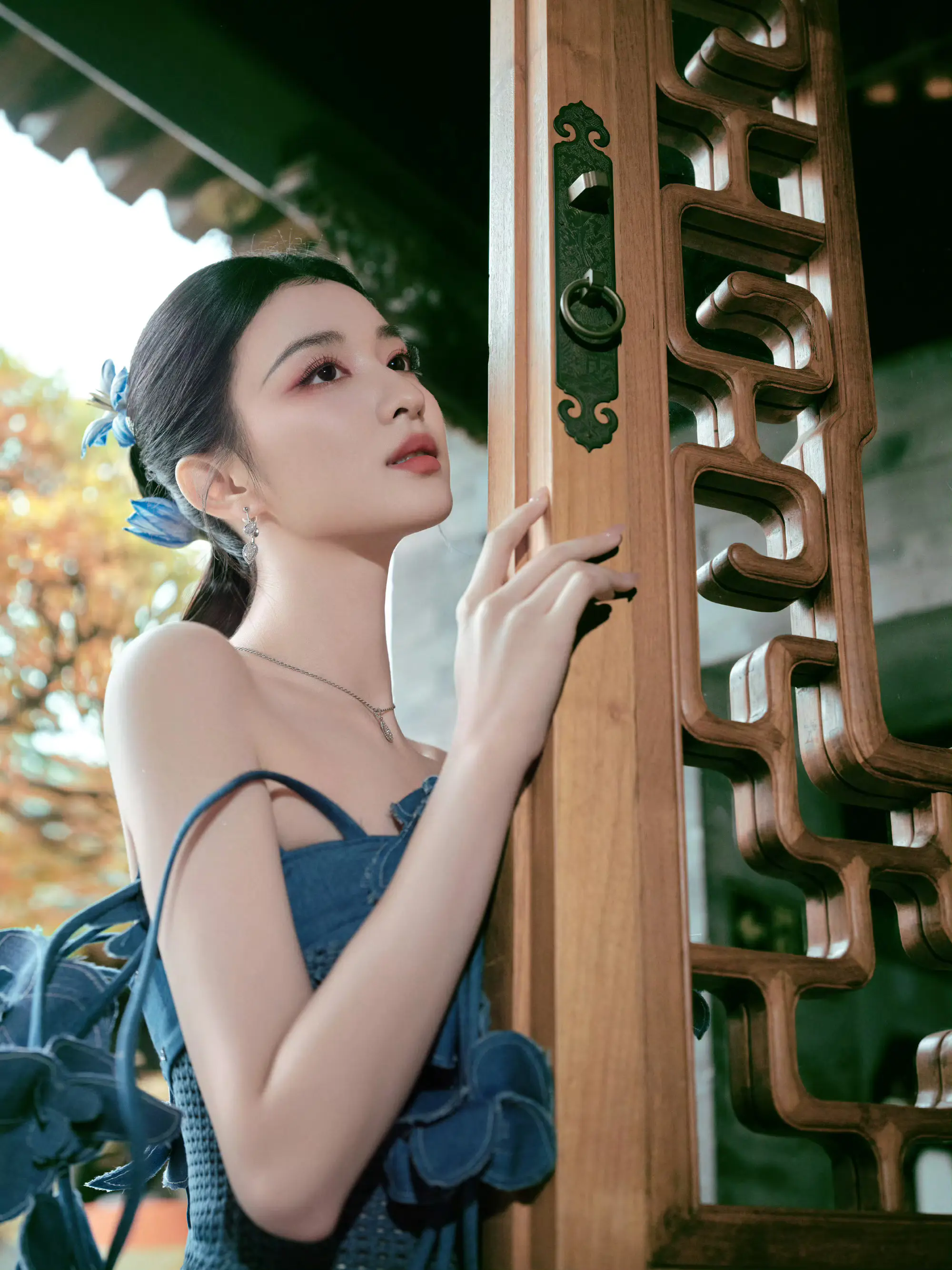 王楚然性感个性抹胸藤蔓针织连衣长裙漫步古风园林优雅写真图片 王楚然性感个性抹胸藤蔓针织连衣长裙漫步古风园林优雅写真图片