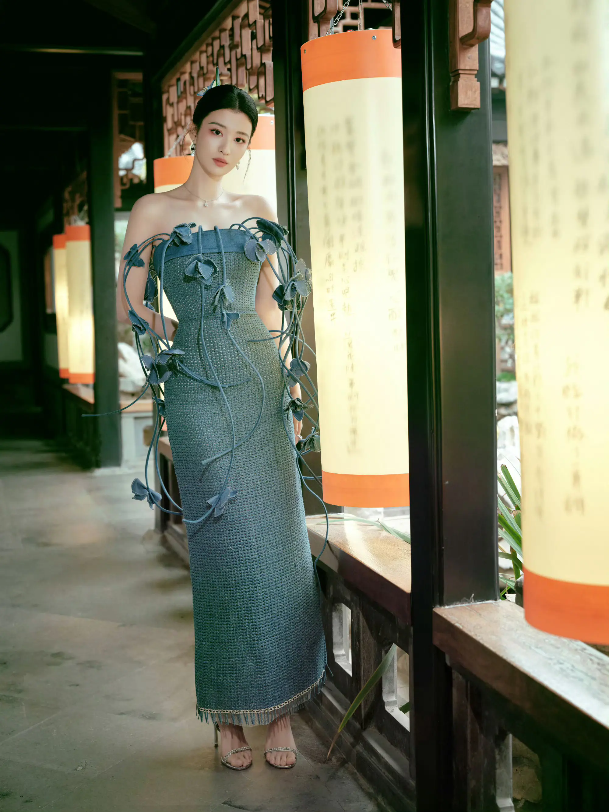 王楚然性感个性抹胸藤蔓针织连衣长裙漫步古风园林优雅写真图片 王楚然性感个性抹胸藤蔓针织连衣长裙漫步古风园林优雅写真图片