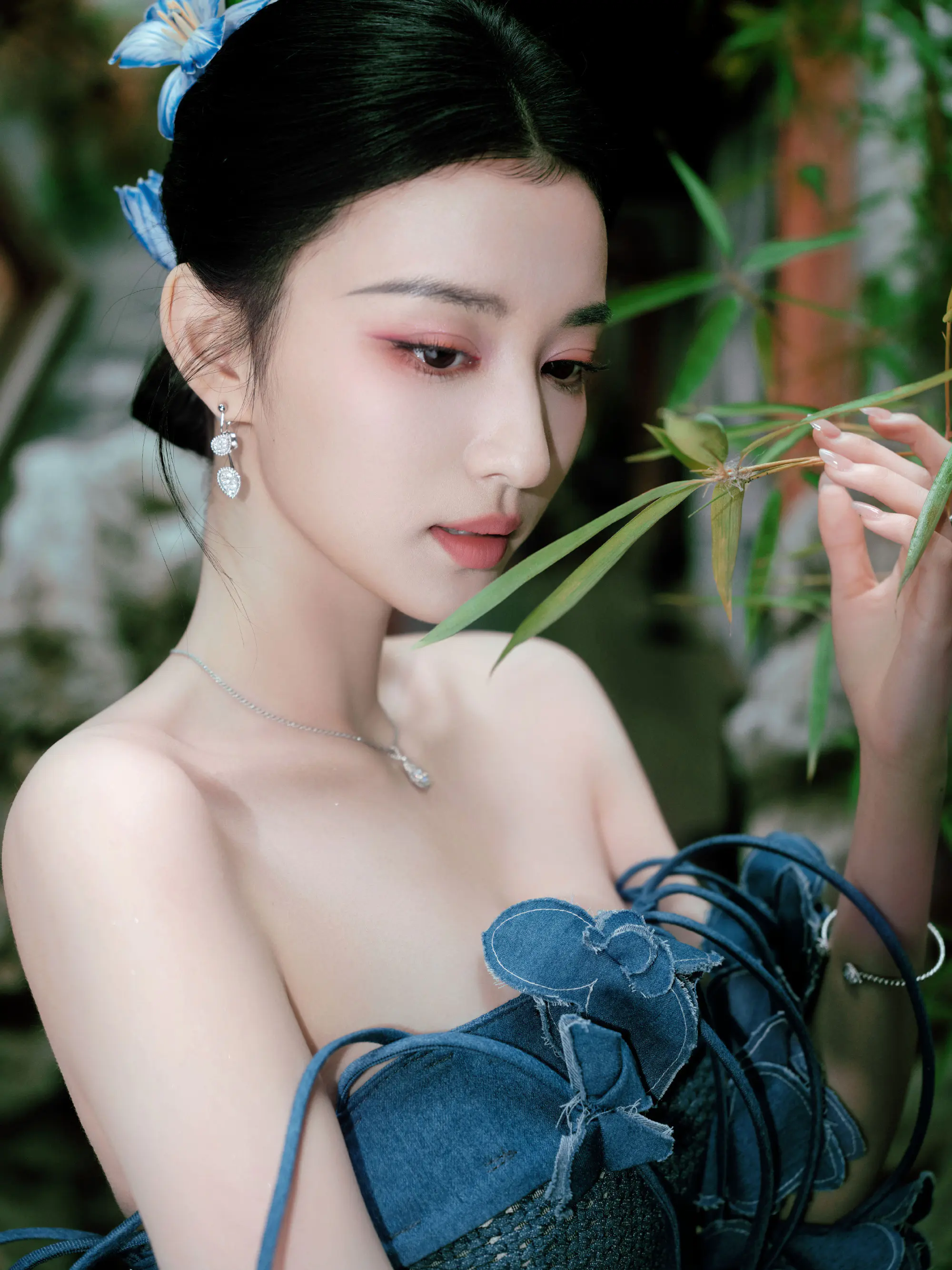 王楚然性感个性抹胸藤蔓针织连衣长裙漫步古风园林优雅写真图片 王楚然性感个性抹胸藤蔓针织连衣长裙漫步古风园林优雅写真图片