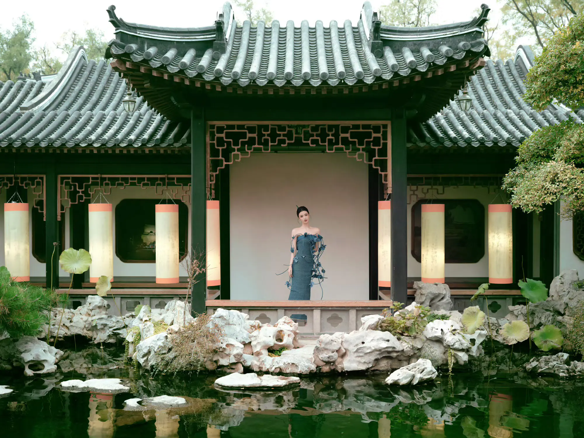 王楚然性感个性抹胸藤蔓针织连衣长裙漫步古风园林优雅写真图片 王楚然性感个性抹胸藤蔓针织连衣长裙漫步古风园林优雅写真图片