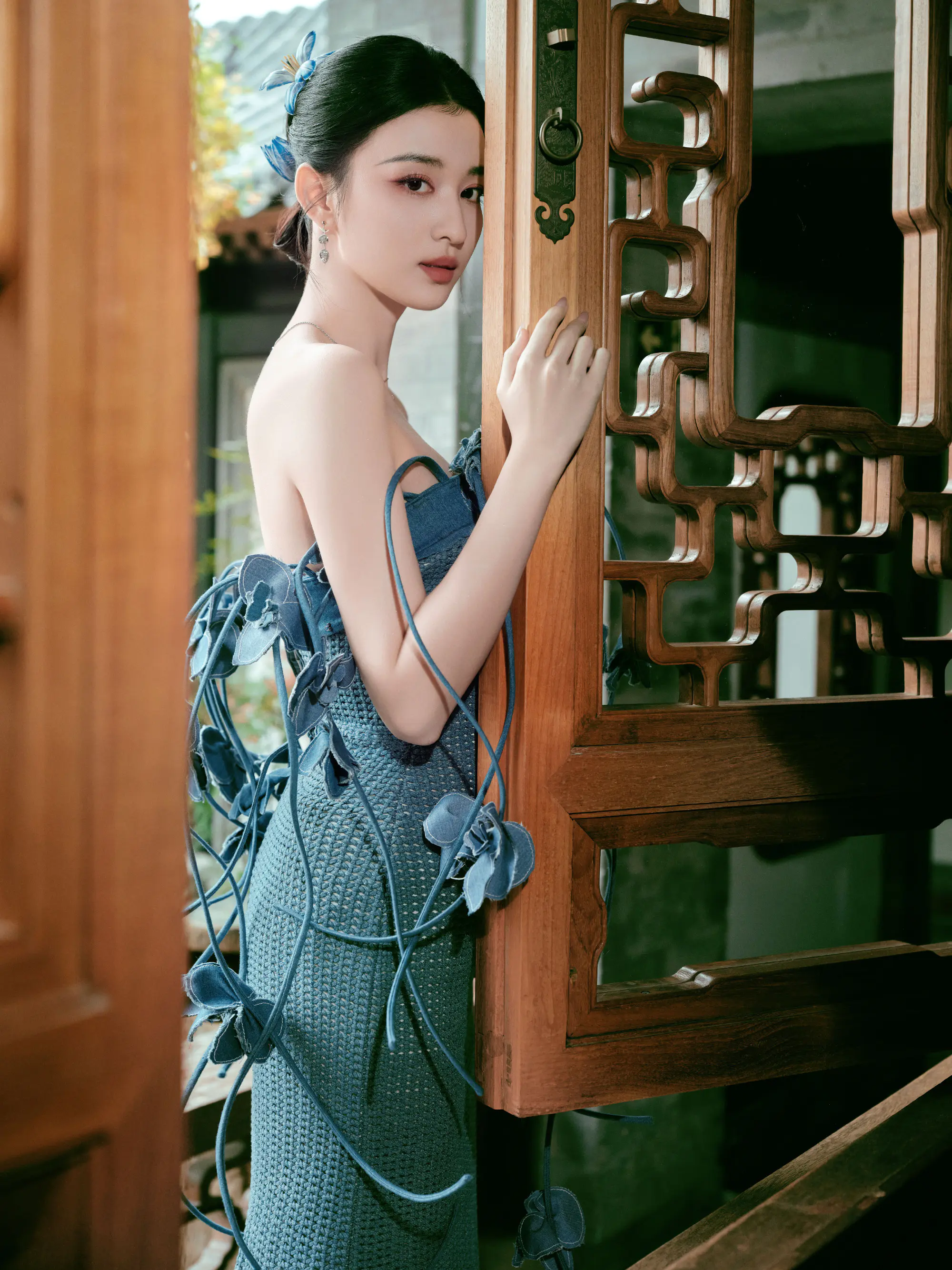 王楚然性感个性抹胸藤蔓针织连衣长裙漫步古风园林优雅写真图片 王楚然性感个性抹胸藤蔓针织连衣长裙漫步古风园林优雅写真图片