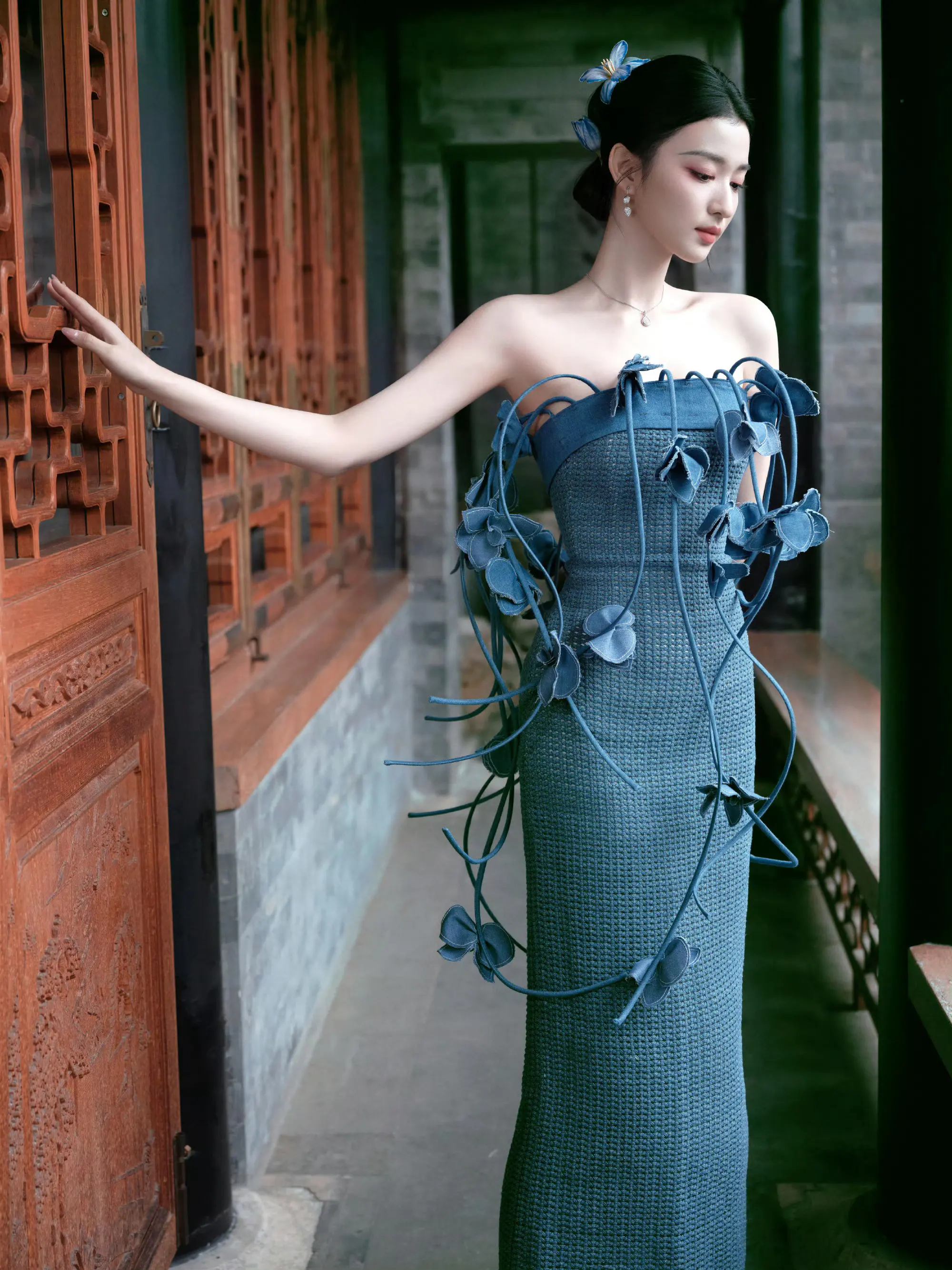 王楚然性感个性抹胸藤蔓针织连衣长裙漫步古风园林优雅写真图片 王楚然性感个性抹胸藤蔓针织连衣长裙漫步古风园林优雅写真图片