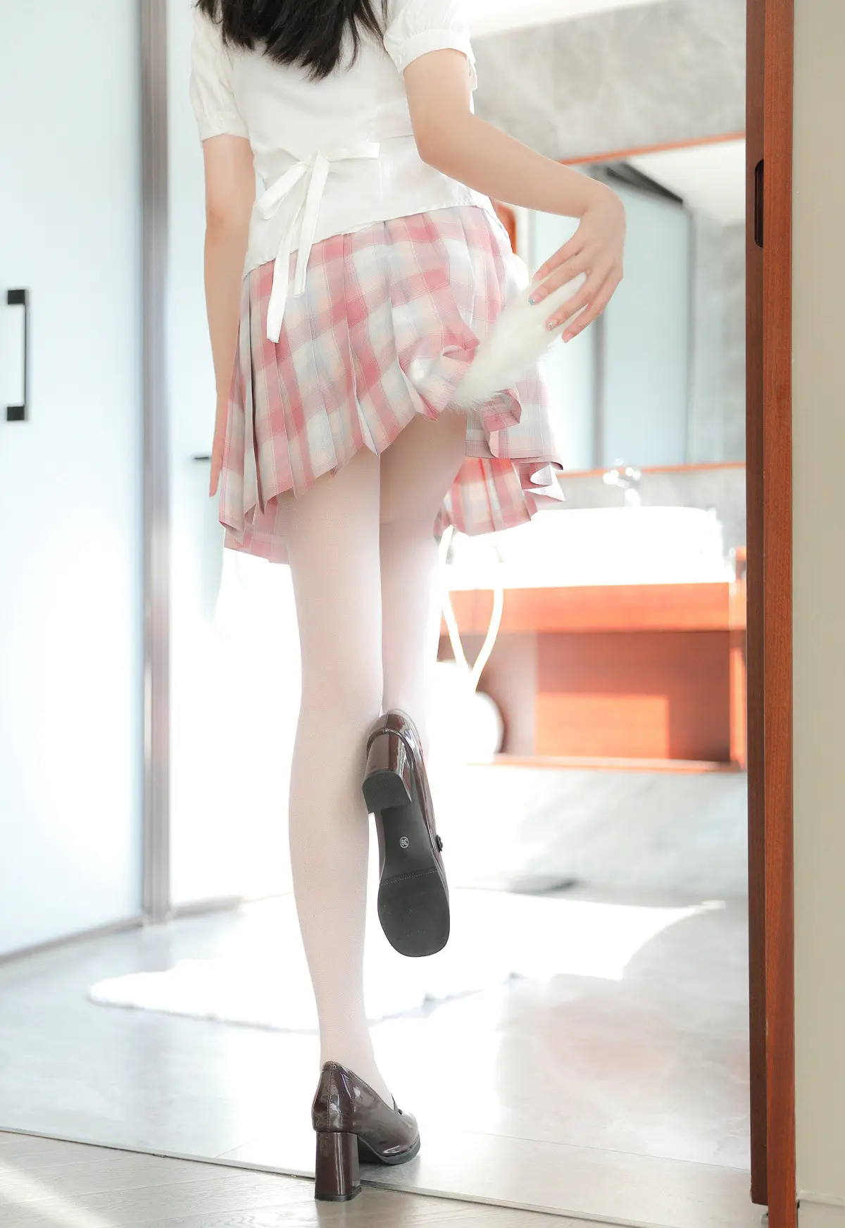 手里拿的什么呢?笑容甜美,戴着狐狸耳朵头饰的JK短裙美少女可爱私房写真 手里拿的什么呢?笑容甜美,戴着狐狸耳朵头饰的JK短裙美少女可爱私房写真