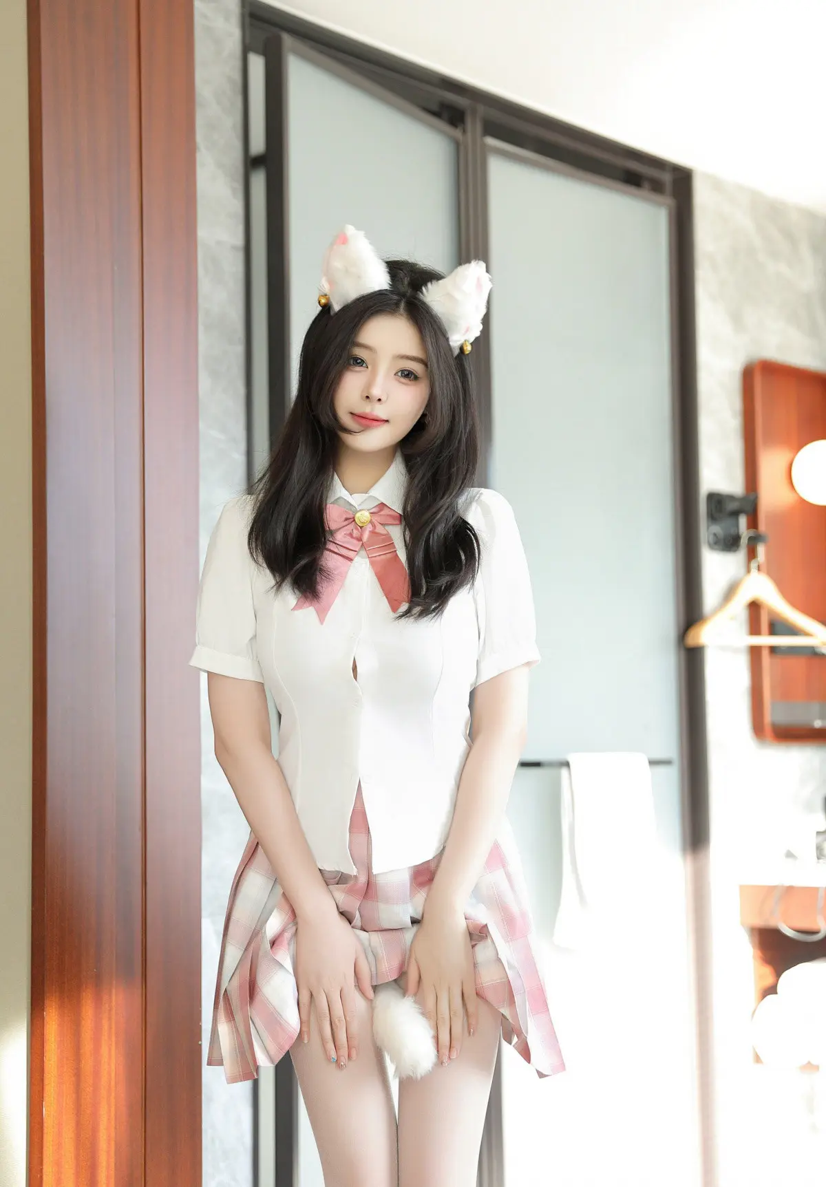 手里拿的什么呢?笑容甜美,戴着狐狸耳朵头饰的JK短裙美少女可爱私房写真 手里拿的什么呢?笑容甜美,戴着狐狸耳朵头饰的JK短裙美少女可爱私房写真