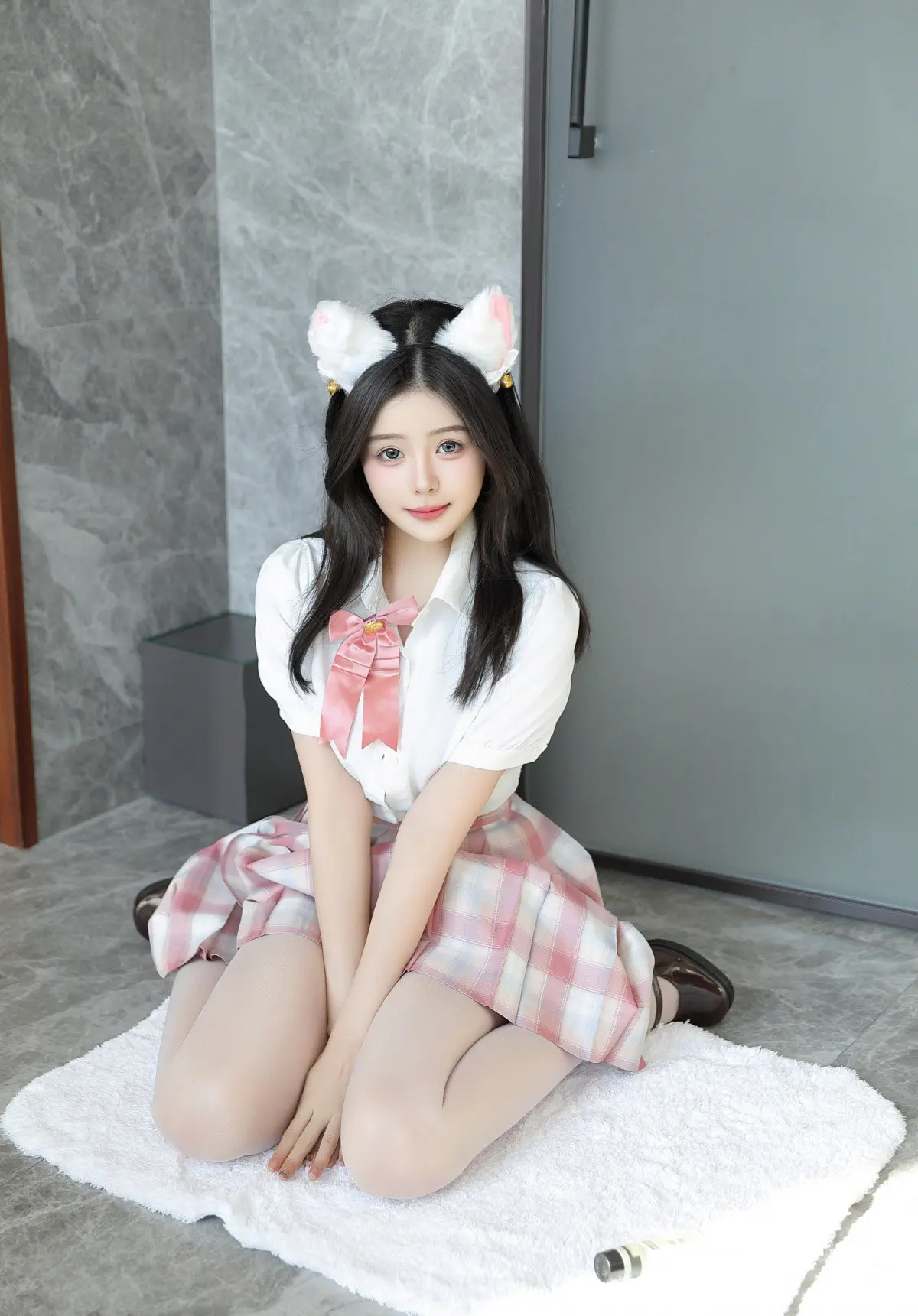 手里拿的什么呢?笑容甜美,戴着狐狸耳朵头饰的JK短裙美少女可爱私房写真 手里拿的什么呢?笑容甜美,戴着狐狸耳朵头饰的JK短裙美少女可爱私房写真