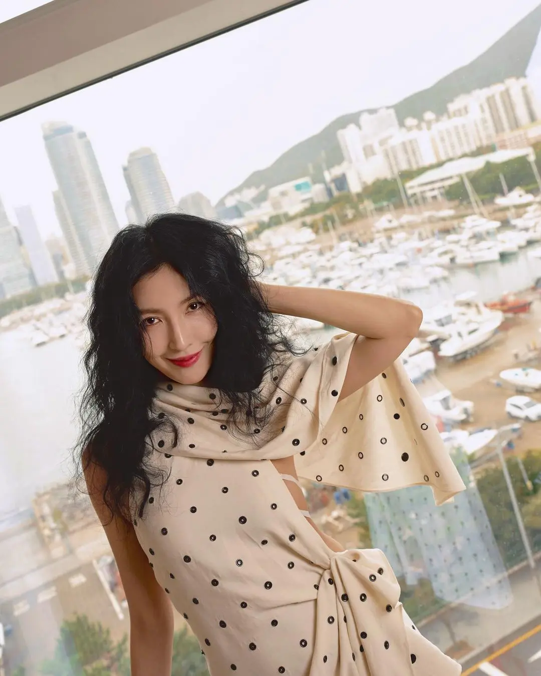影后的戏外穿搭更时尚,谢盈萱和杨锦华的宣传《影后》造型太美丽 影后的戏外穿搭更时尚,谢盈萱和杨锦华的宣传《影后》造型太美丽