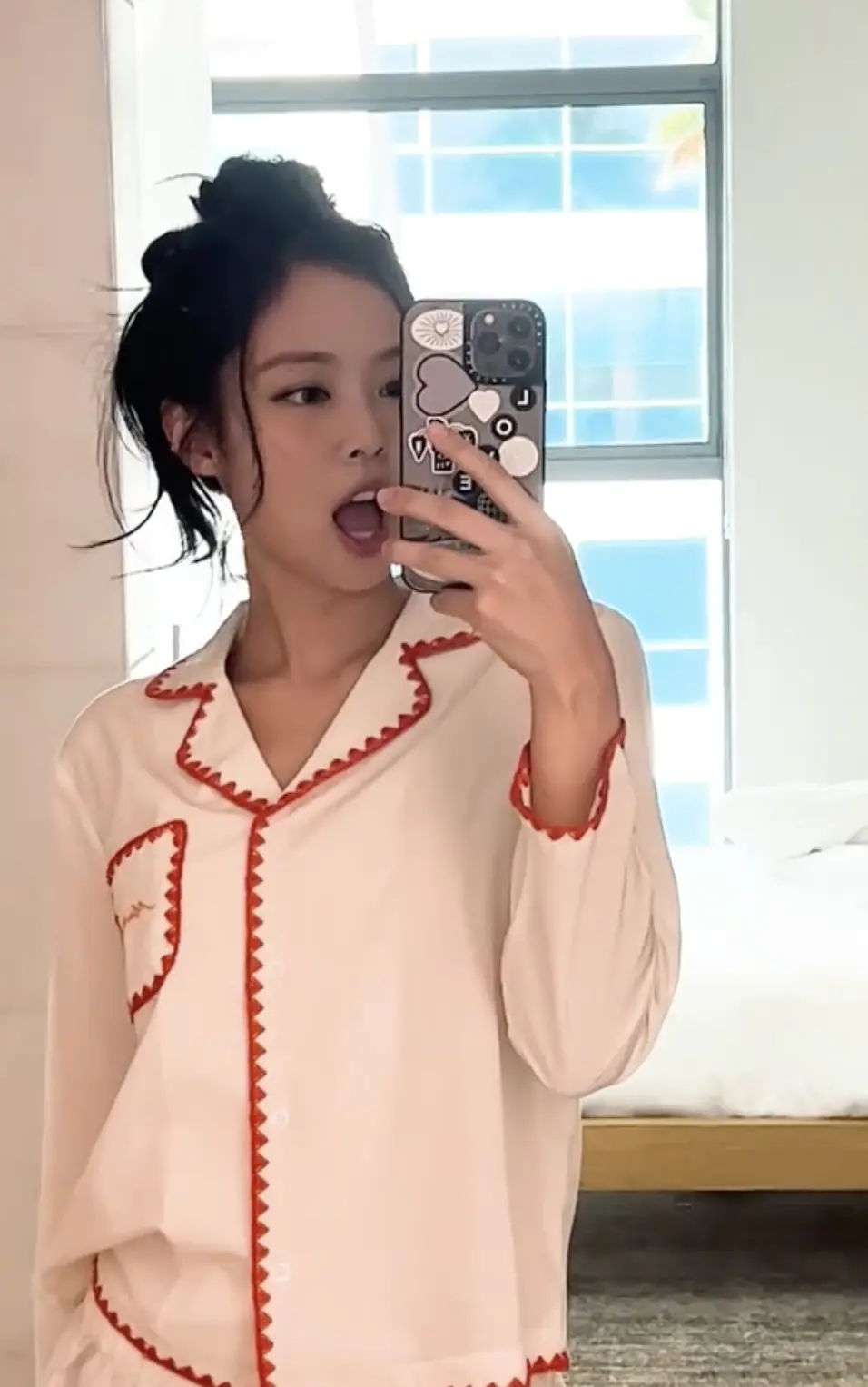 多次穿居家服上封面,Jennie成“最佳睡衣带货王” 多次穿居家服上封面,Jennie成“最佳睡衣带货王”