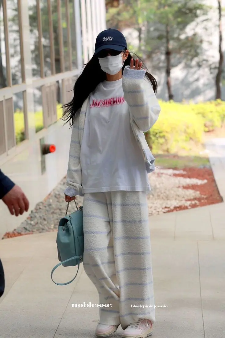 多次穿居家服上封面,Jennie成“最佳睡衣带货王” 多次穿居家服上封面,Jennie成“最佳睡衣带货王”