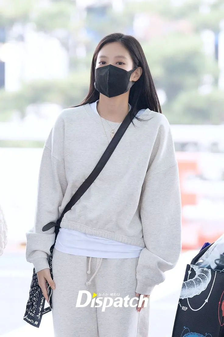 多次穿居家服上封面,Jennie成“最佳睡衣带货王” 多次穿居家服上封面,Jennie成“最佳睡衣带货王”