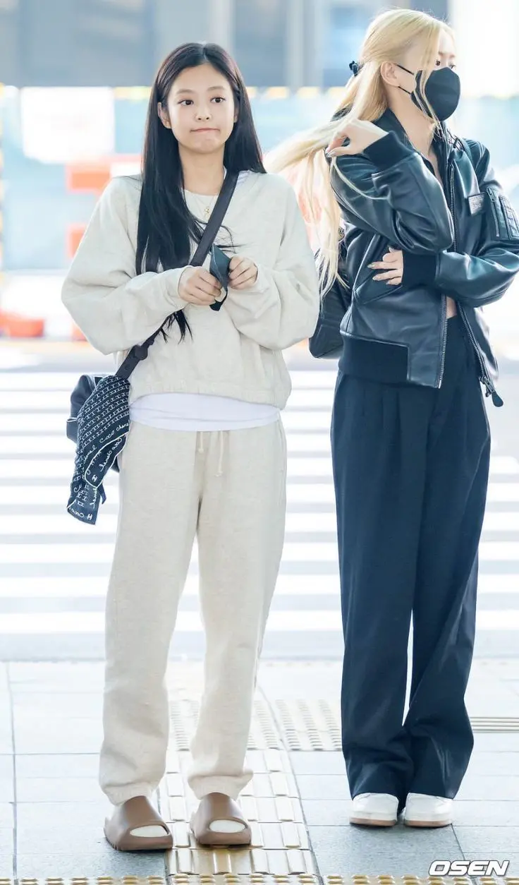 多次穿居家服上封面,Jennie成“最佳睡衣带货王” 多次穿居家服上封面,Jennie成“最佳睡衣带货王”