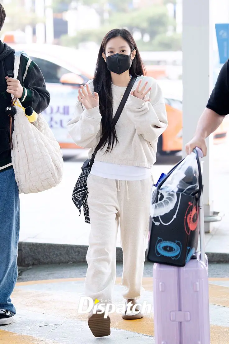 多次穿居家服上封面,Jennie成“最佳睡衣带货王” 多次穿居家服上封面,Jennie成“最佳睡衣带货王”