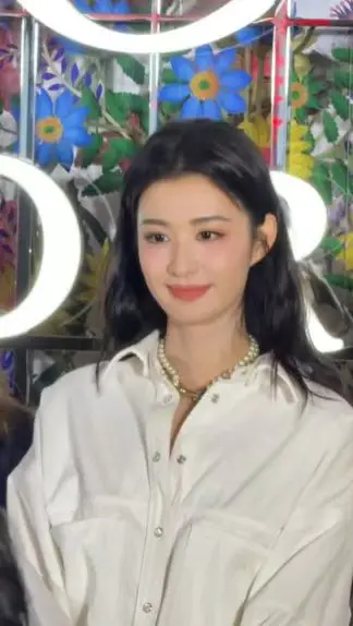 王楚然白衬衫魅力四色,造型好惊艳 王楚然白衬衫魅力四色,造型好惊艳