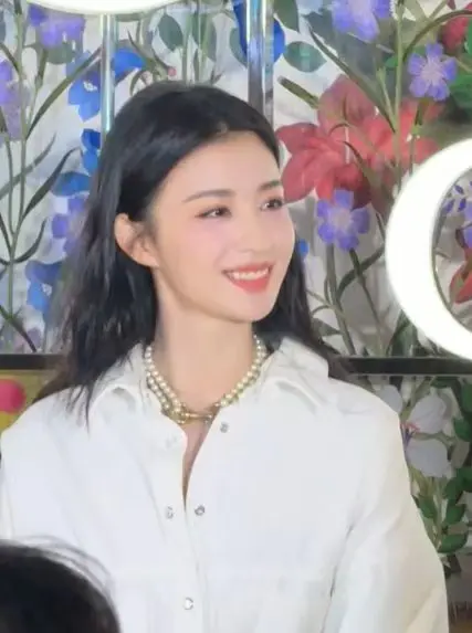 王楚然白衬衫魅力四色,造型好惊艳 王楚然白衬衫魅力四色,造型好惊艳