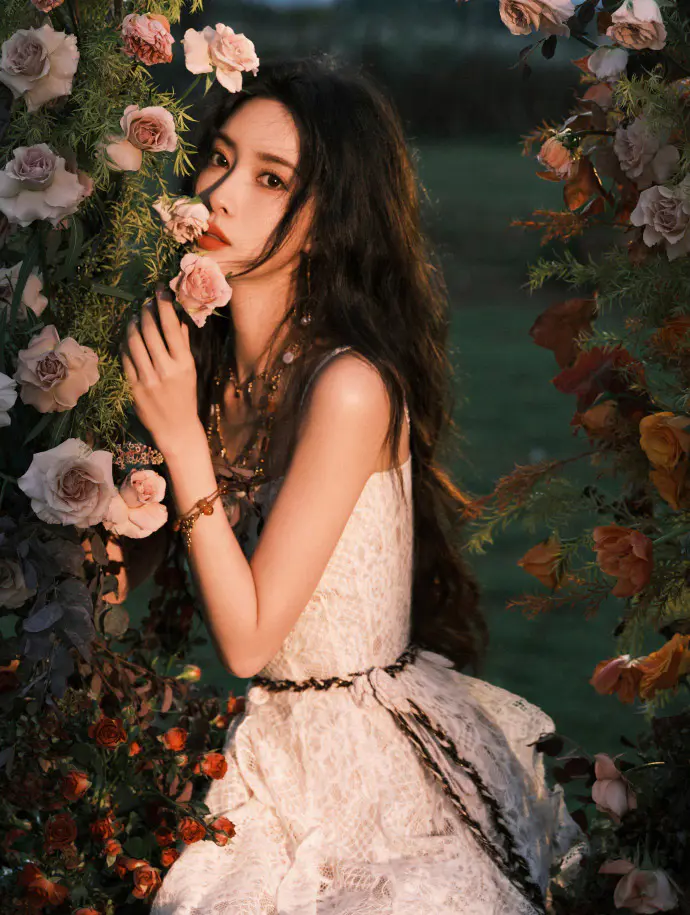 孟子义两套生日写真都好美啊,宜古宜今的明艳大美人! 孟子义两套生日写真都好美啊,宜古宜今的明艳大美人!