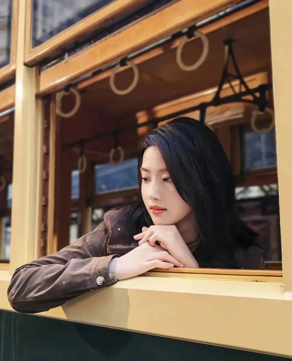 卢昱晓的美拉德色系穿搭:恬静优雅,笑容如花 卢昱晓的美拉德色系穿搭:恬静优雅,笑容如花