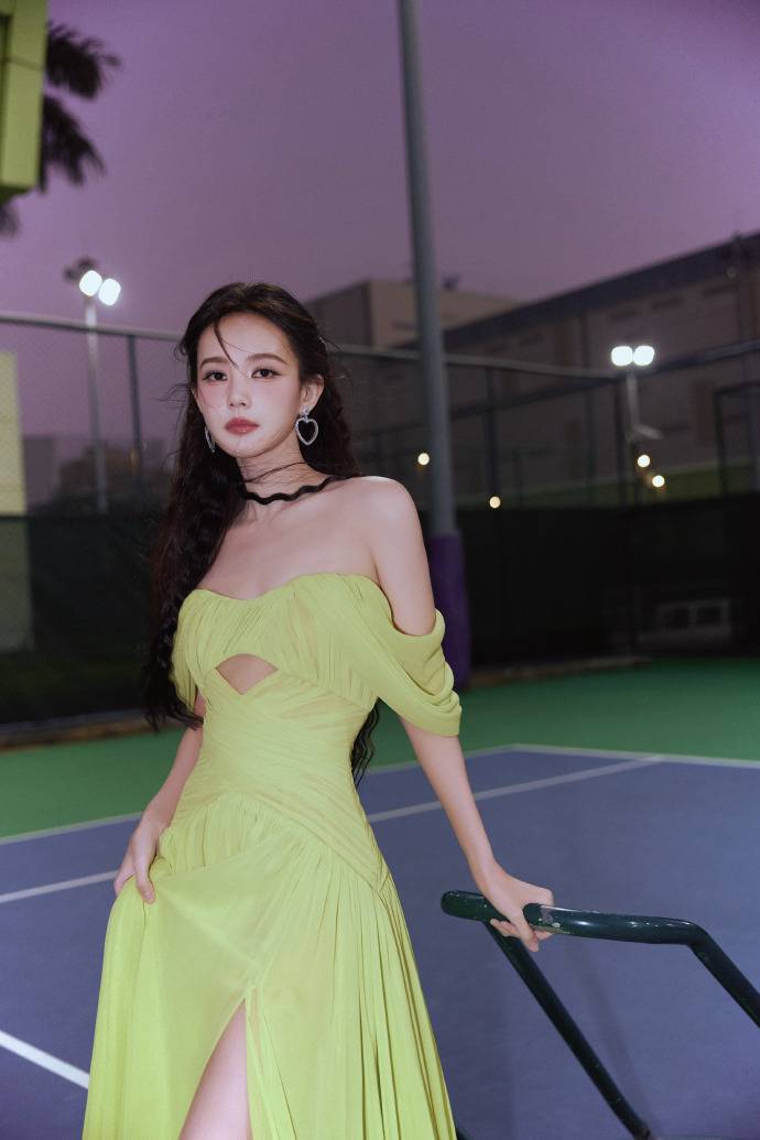 李一桐网球场绿色裙装运动好美 李一桐网球场绿色裙装运动好美