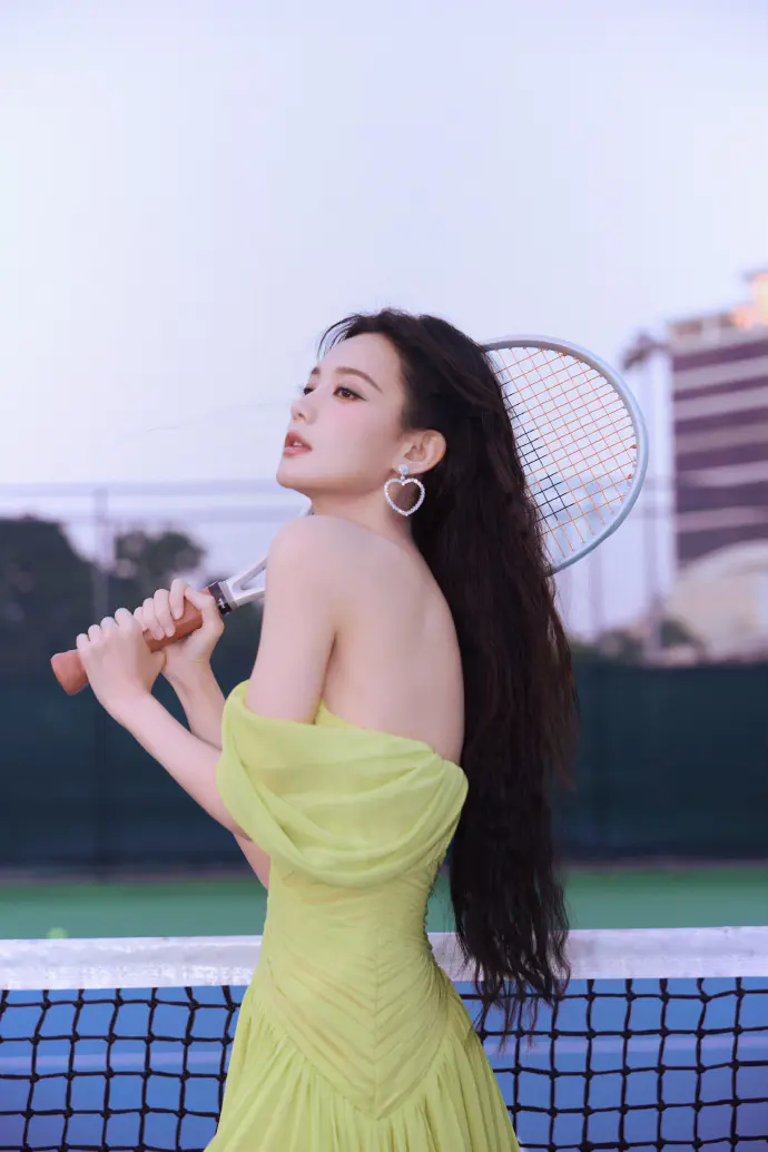 李一桐网球场绿色裙装运动好美 李一桐网球场绿色裙装运动好美