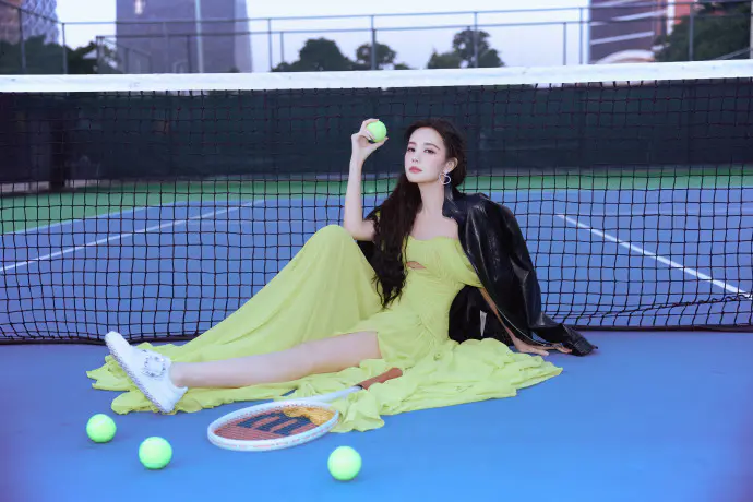 李一桐网球场绿色裙装运动好美 李一桐网球场绿色裙装运动好美