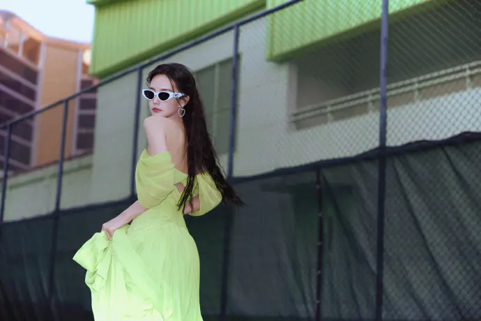 李一桐网球场绿色裙装运动好美 李一桐网球场绿色裙装运动好美