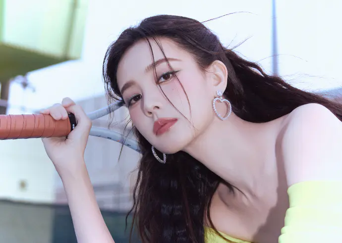 李一桐网球场绿色裙装运动好美 李一桐网球场绿色裙装运动好美