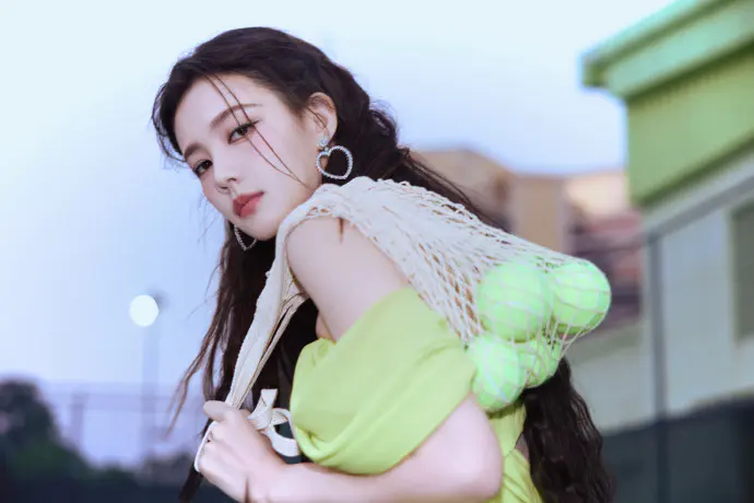 李一桐网球场绿色裙装运动好美 李一桐网球场绿色裙装运动好美