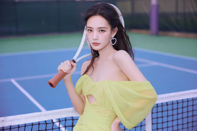 李一桐网球场绿色裙装运动好美 李一桐网球场绿色裙装运动好美