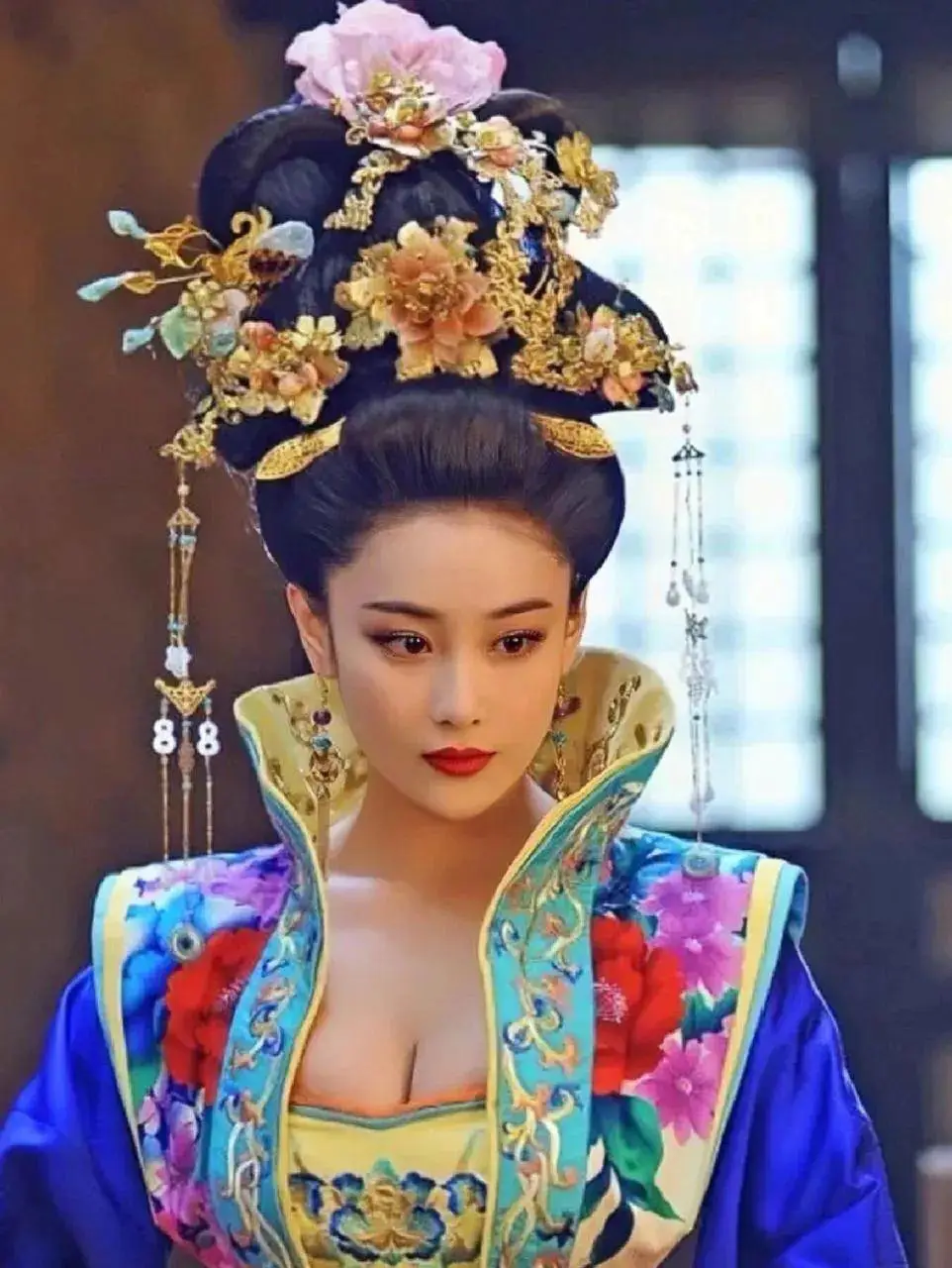 张馨予顶1斤重的金冠拍戏!曾经魔鬼身材是性感火辣的足球宝贝 张馨予顶1斤重的金冠拍戏!曾经魔鬼身材是性感火辣的足球宝贝