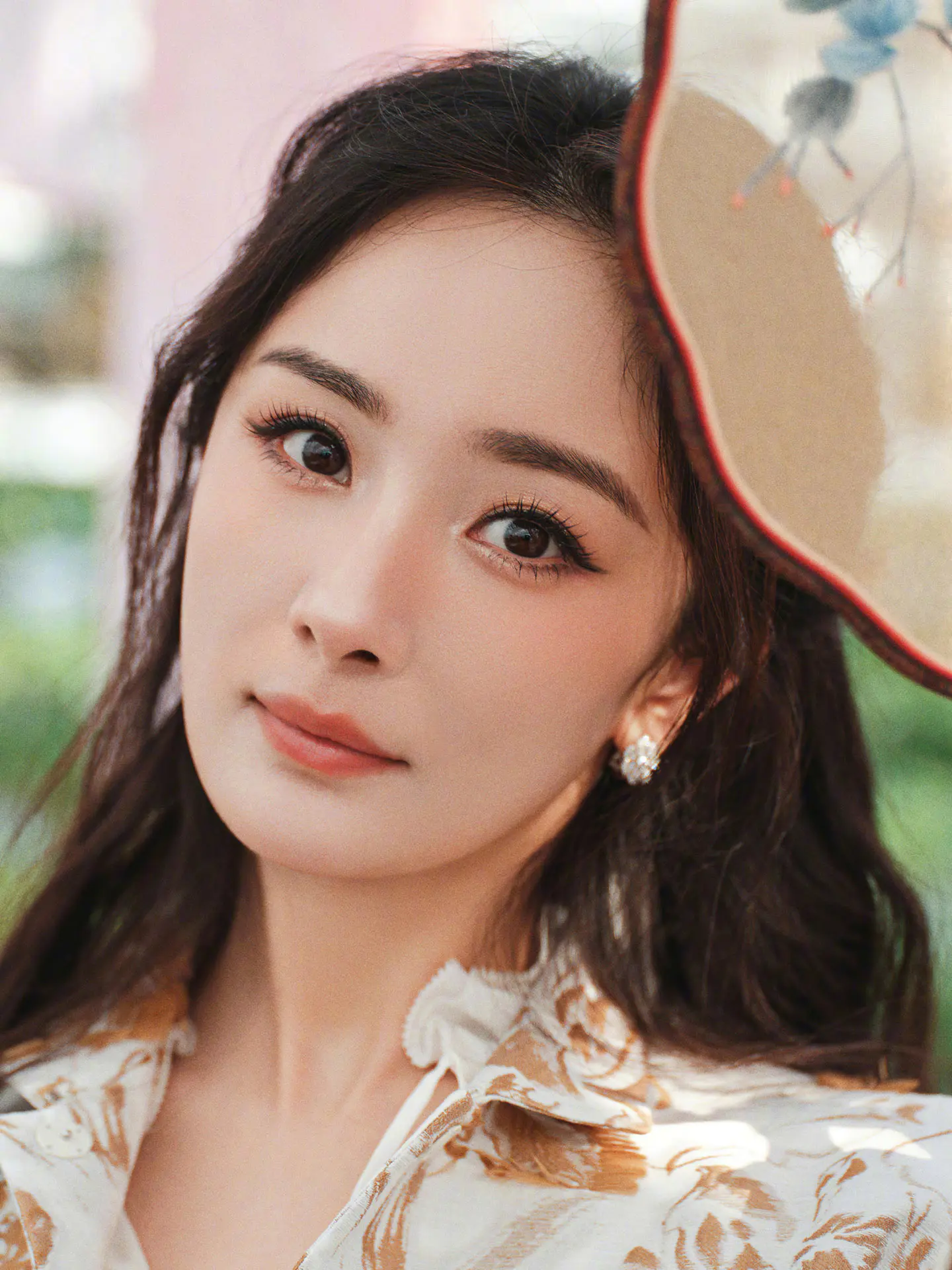 杨幂穿碎花裙与草莓合影,实在太美了 杨幂穿碎花裙与草莓合影,实在太美了