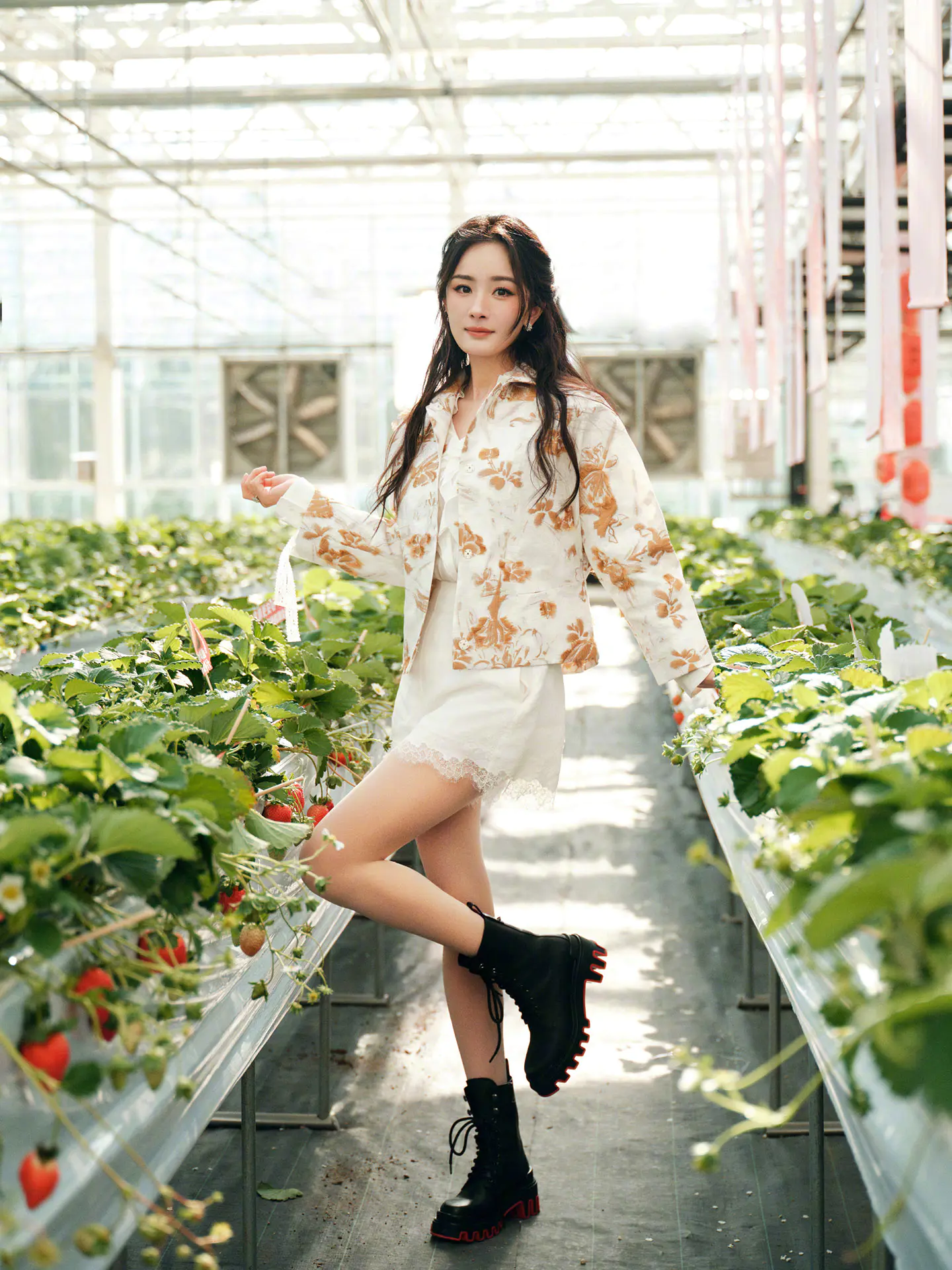 杨幂穿碎花裙与草莓合影,实在太美了 杨幂穿碎花裙与草莓合影,实在太美了