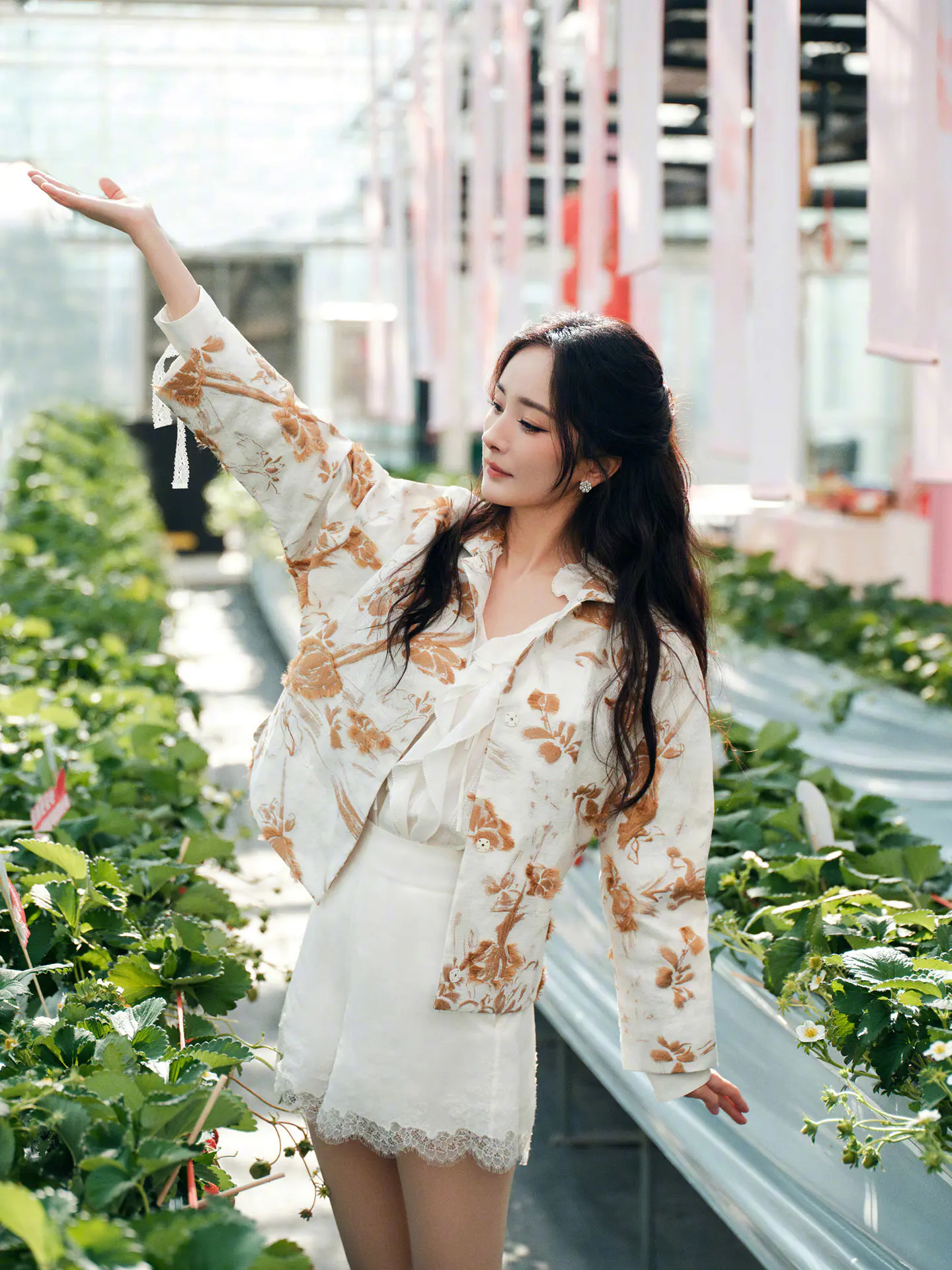 杨幂穿碎花裙与草莓合影,实在太美了 杨幂穿碎花裙与草莓合影,实在太美了