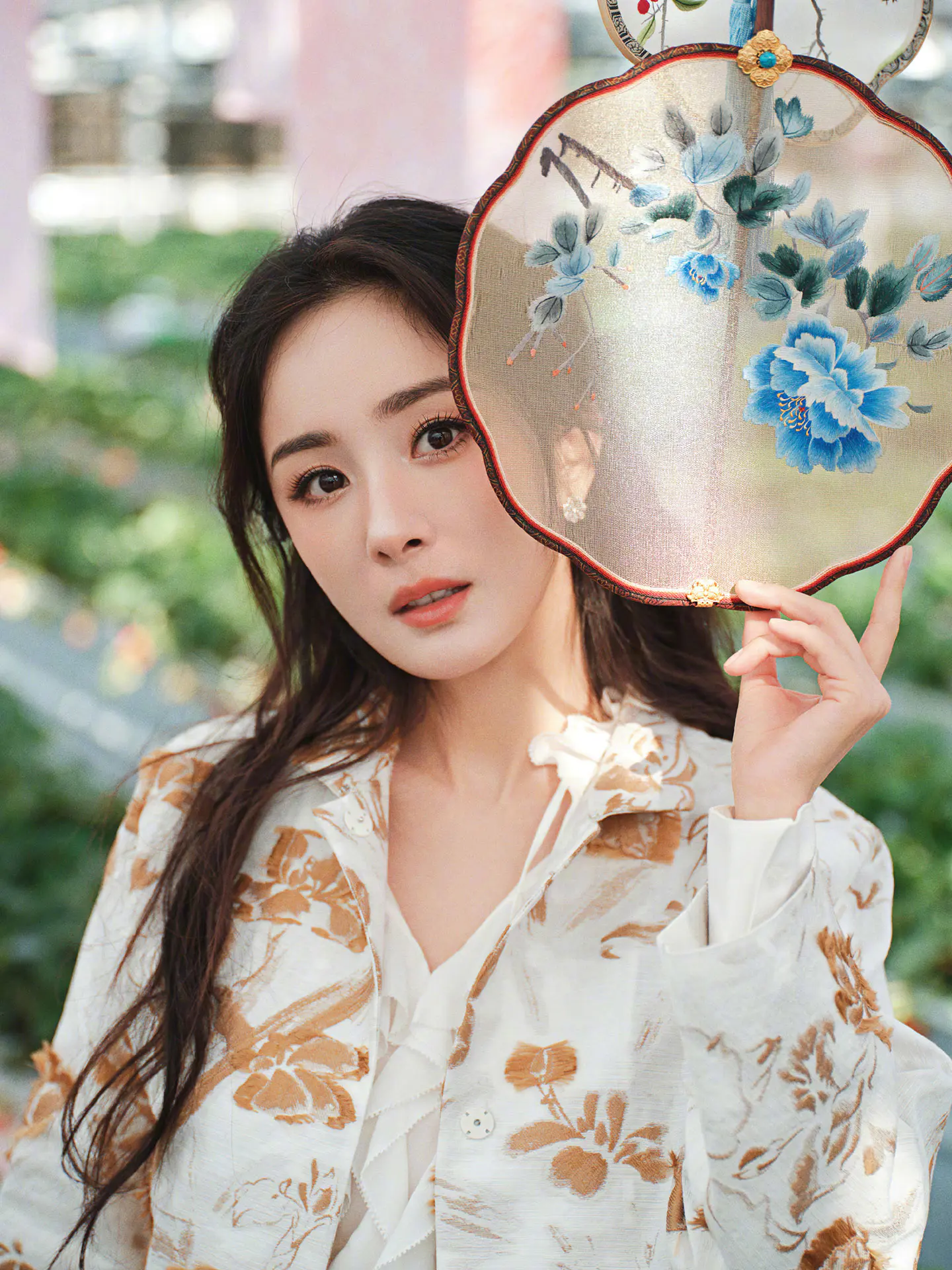 杨幂穿碎花裙与草莓合影,实在太美了 杨幂穿碎花裙与草莓合影,实在太美了