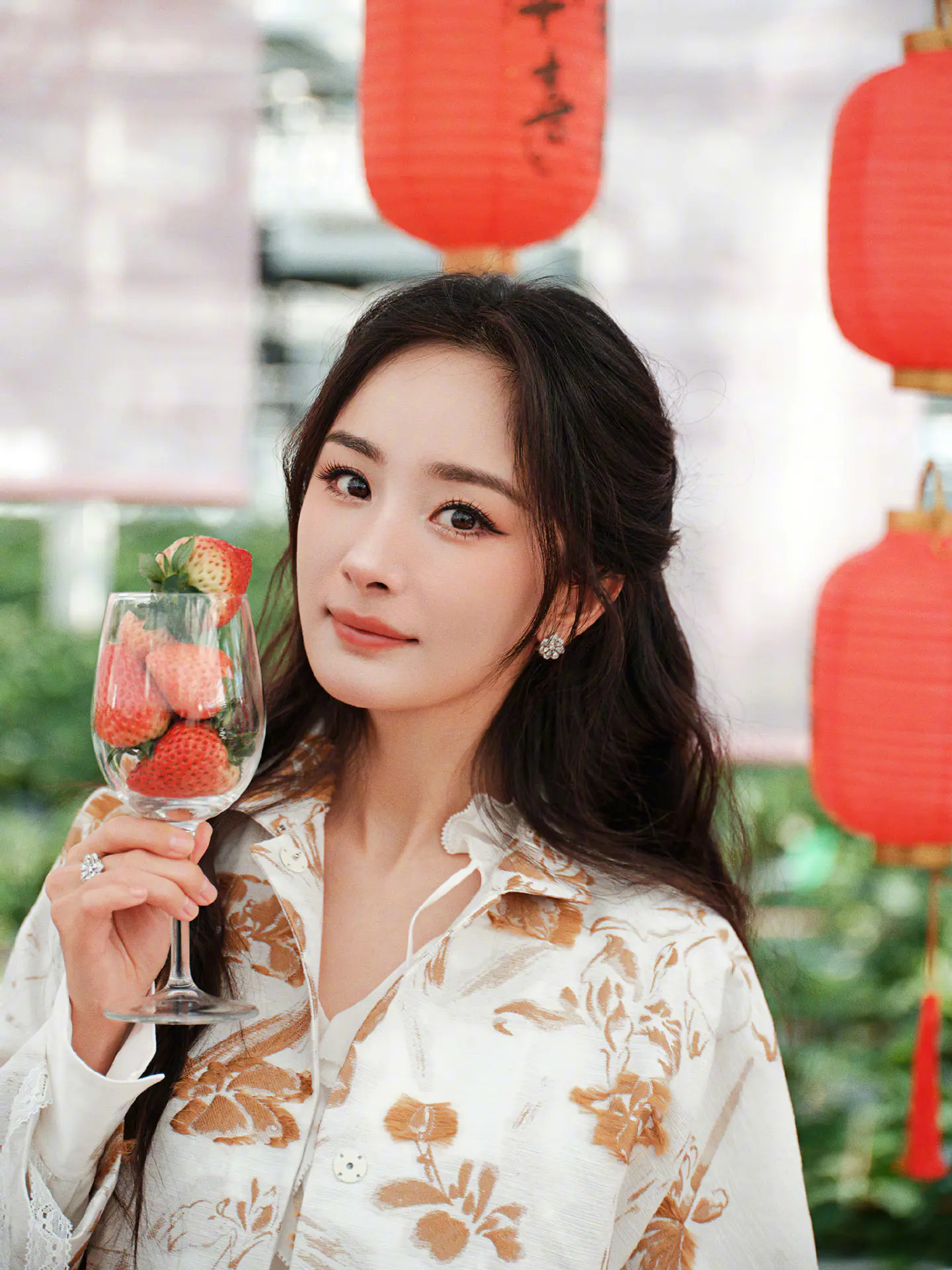 杨幂穿碎花裙与草莓合影,实在太美了 杨幂穿碎花裙与草莓合影,实在太美了