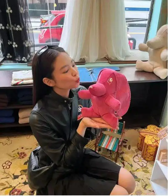 Jennie 和张元英都爱的“小腿袜穿搭”,真的火了! Jennie 和张元英都爱的“小腿袜穿搭”,真的火了!