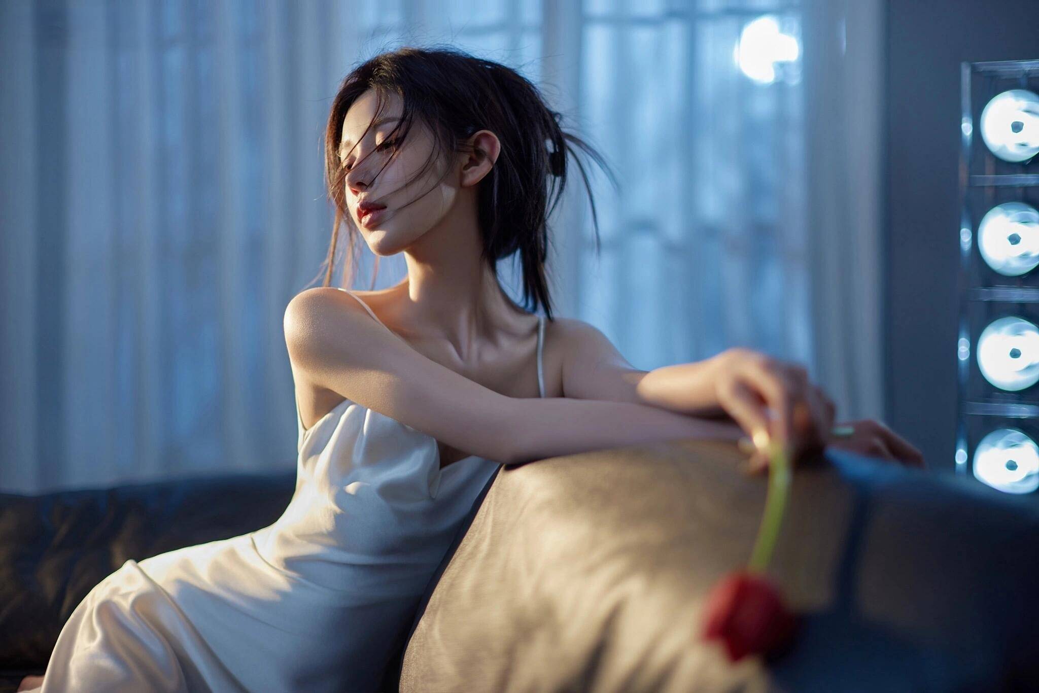 孤独是夜晚最深的颜色，孤独且清冷，吊带睡裙美女一个人沙发氛围感写真图片-达人圈原创摄影