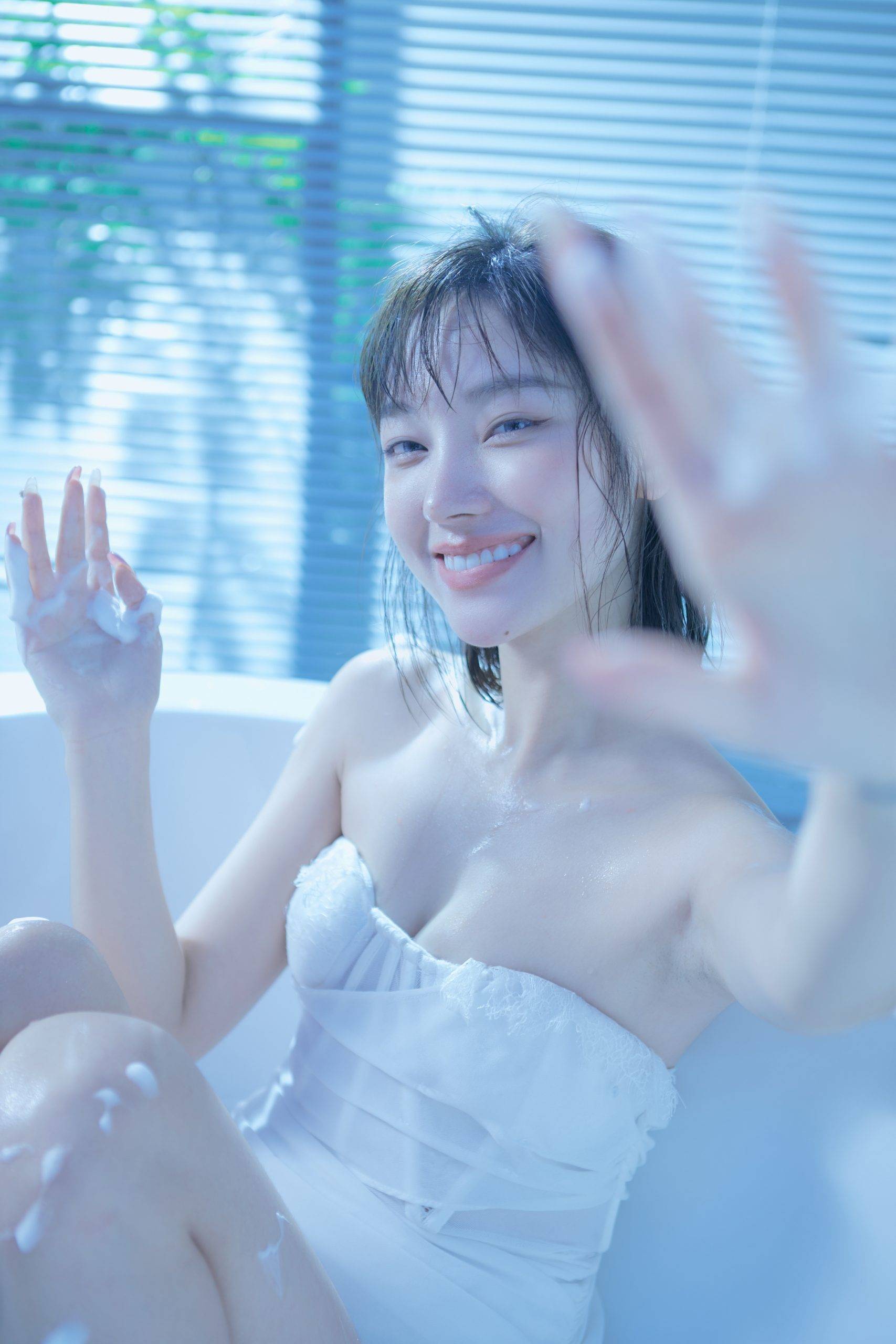 泡泡浴美女，笑容灿烂的美女周沐也白色比基尼内衣浴缸泡澡超高清写真大图-达人圈原创摄影