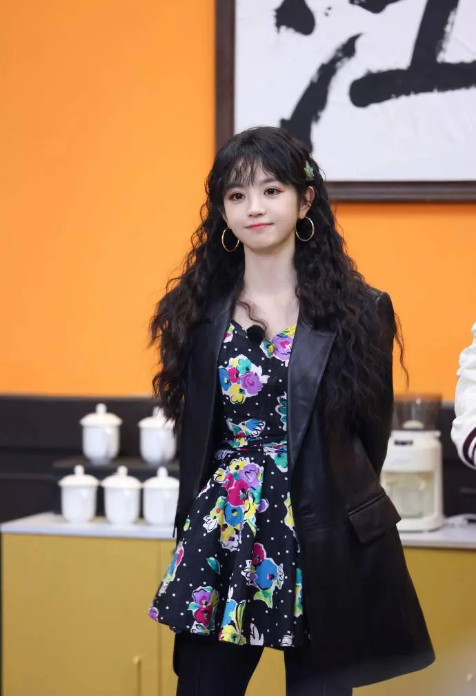 甜妹天花板田曦薇又出神级穿搭!教科书级甜酷风混搭美到上热搜 甜妹天花板田曦薇又出神级穿搭!教科书级甜酷风混搭美到上热搜