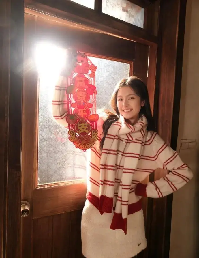 冬季甜妹暴击!李兰迪红白杀穿搭火上热搜!毛衣搭配短裙穿出少女感天花板! 冬季甜妹暴击!李兰迪红白杀穿搭火上热搜!毛衣搭配短裙穿出少女感天花板!