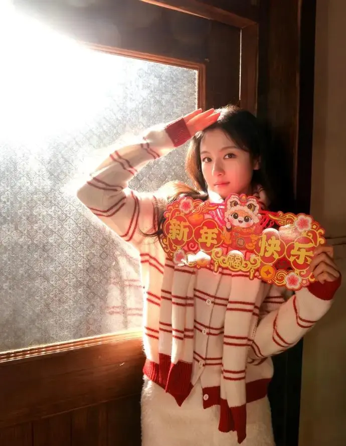 冬季甜妹暴击!李兰迪红白杀穿搭火上热搜!毛衣搭配短裙穿出少女感天花板! 冬季甜妹暴击!李兰迪红白杀穿搭火上热搜!毛衣搭配短裙穿出少女感天花板!