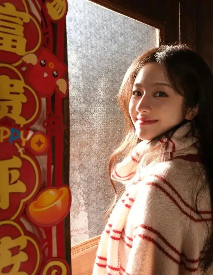 冬季甜妹暴击!李兰迪红白杀穿搭火上热搜!毛衣搭配短裙穿出少女感天花板! 冬季甜妹暴击!李兰迪红白杀穿搭火上热搜!毛衣搭配短裙穿出少女感天花板!