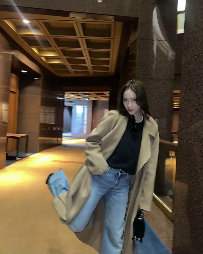 郑秀晶上海街头演绎老钱风,复古又迷人! 郑秀晶上海街头演绎老钱风,复古又迷人!