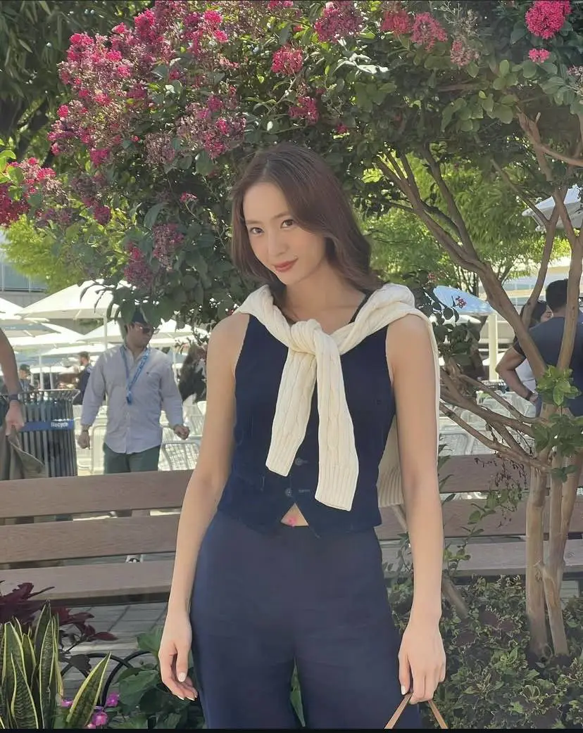 郑秀晶上海街头演绎老钱风,复古又迷人! 郑秀晶上海街头演绎老钱风,复古又迷人!